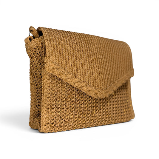 Bolso Clutch Rafia Camel con Detalles Dorados